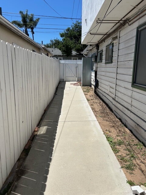Building Photo - Renovated Upstairs 1-Bedroom with Private ...