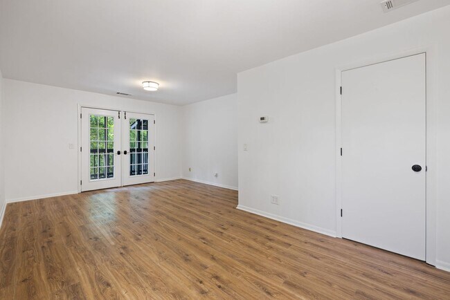 Building Photo - Available now. Beautifully updated 3 BR/2....