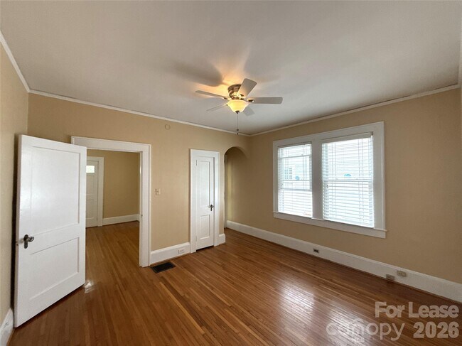 Building Photo - 420 N Laurel Ave