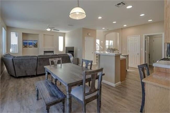 Building Photo - Stunning East Davis home available for fall move in!