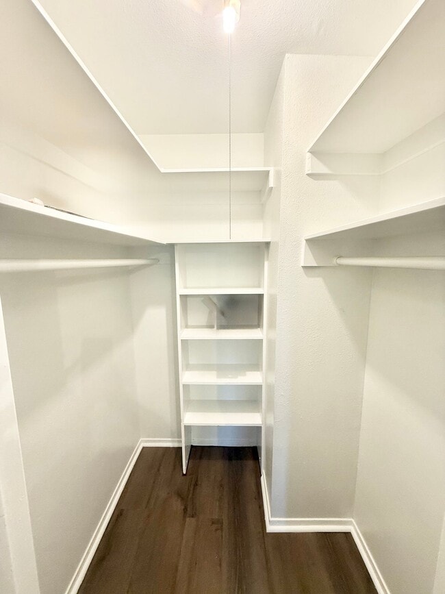 Building Photo - Newly renovated 2-bed/2-bath