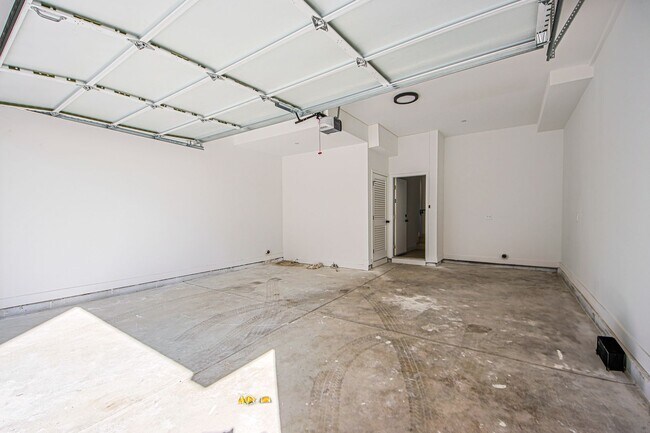 Building Photo - 715 N Gramercy Pl