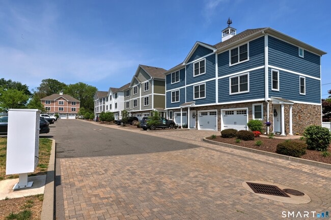 Building Photo - 335-343 Meadowside Rd