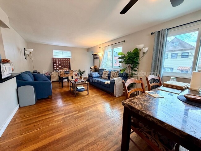 Building Photo - 433 Ella St