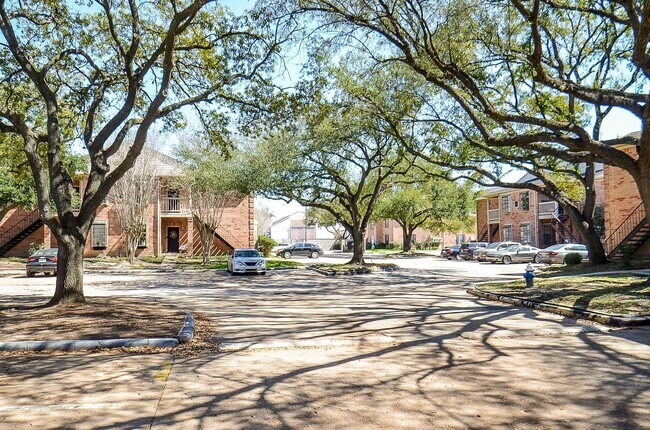 Building Photo - 2255 Braeswood Park Dr