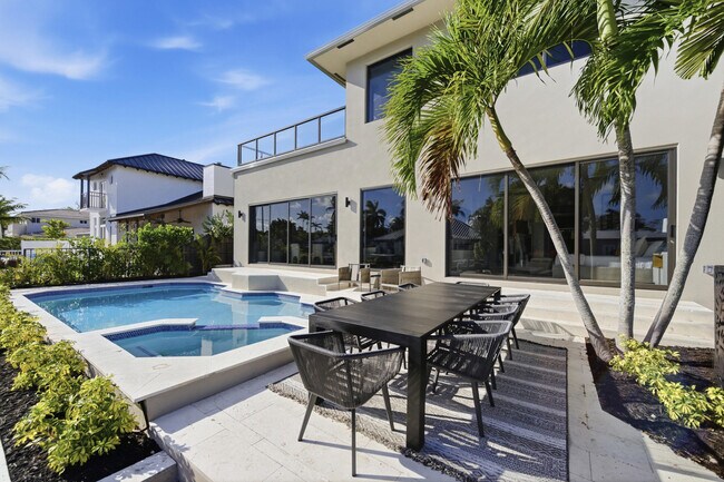 Building Photo - 1308 Avocado Isle