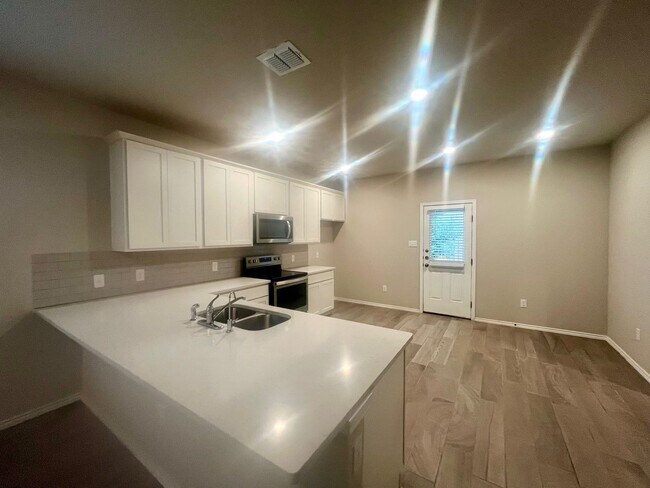 Building Photo - Charming 3/2 conveniently located to Lackland, Toyota, Palo Alto & Texas A&M San Antonio!