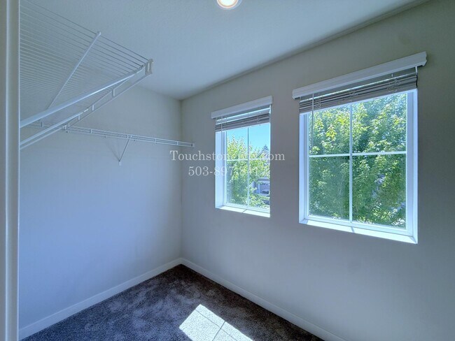 Building Photo - RECEIVE $500 OFF! READY NOW! CALL TODAY! Modern Hillsboro Townhome with AC, Electric Fireplace, a...