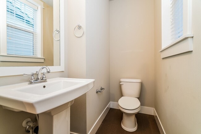 Building Photo - 4 Bedroom 2.5 Bath. Cul-de-Sac beautifully...