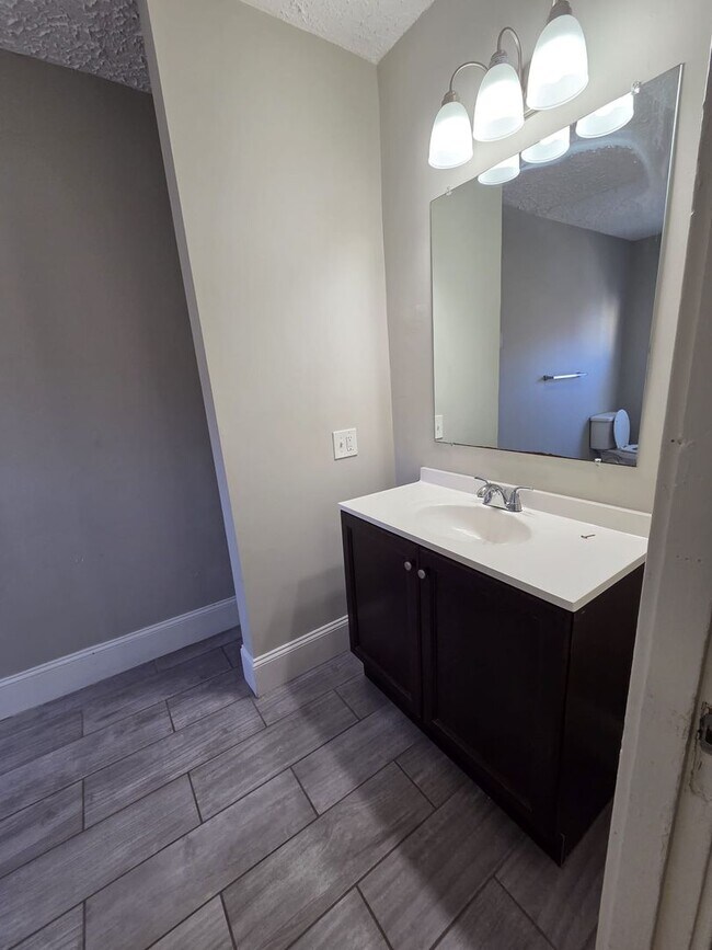 Building Photo - Woodbine St(15)-N