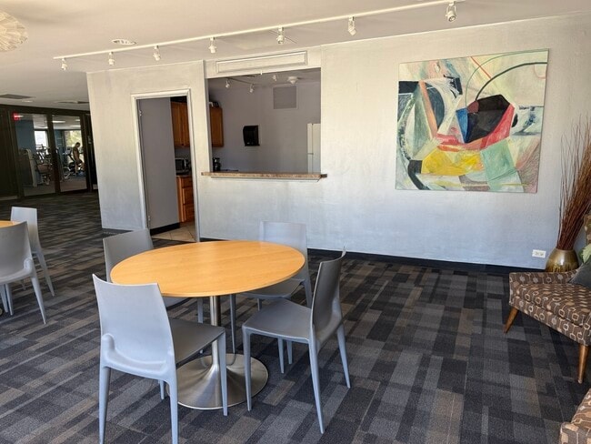 Building Photo - 4343 N Clarendon Ave