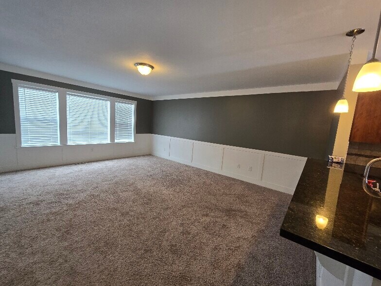 Building Photo - 717 Wild Flower Dr