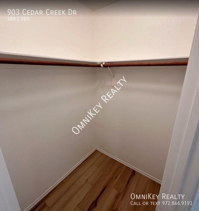 Building Photo - 903 Cedar Creek Dr