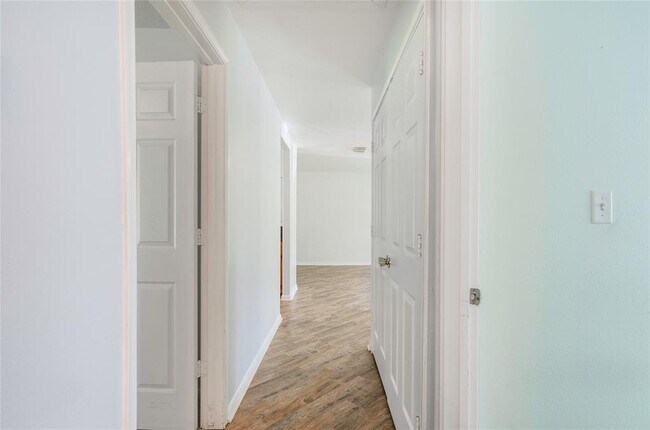 Building Photo - 10595 Royal Terrell Dr