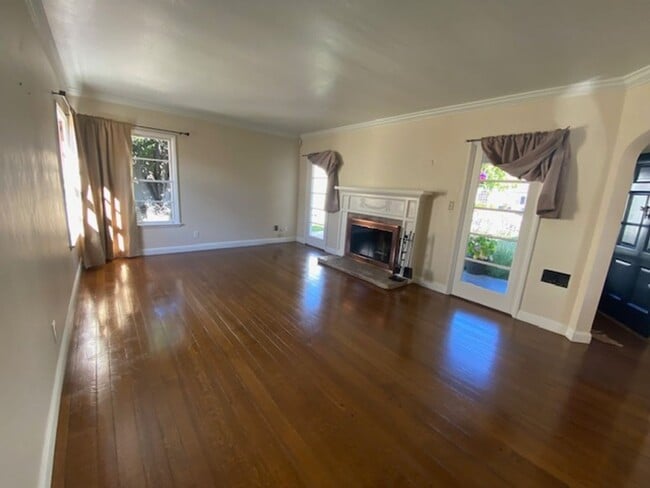 Building Photo - Maple Park LARGE 2 BR/ 2BA with 2 Car Garage & Large Fenced Yard