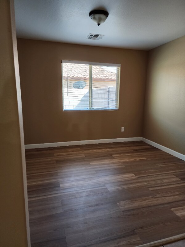 Building Photo - 1850 N Vista Ln