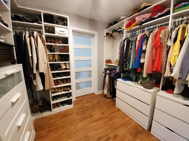 Building Photo - 225 Woodglen Dr