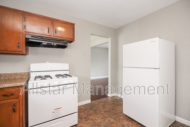Building Photo - 404 E 215th St