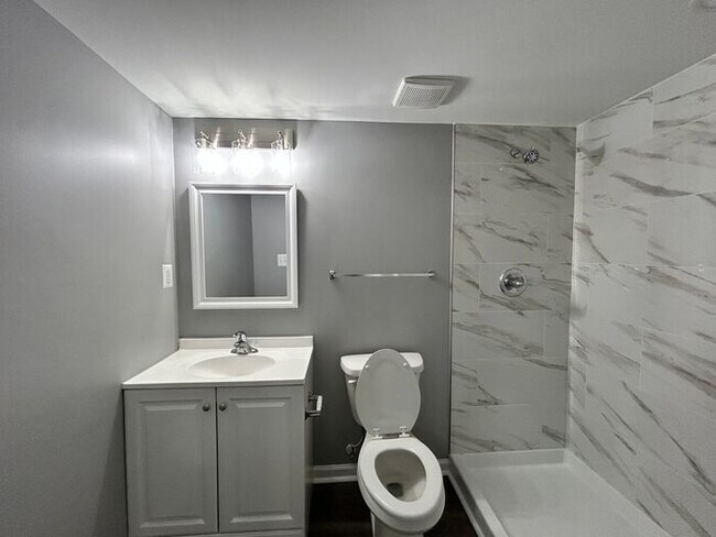 Building Photo - 3 Bedrooms 3.5 Bathrooms Townhome
