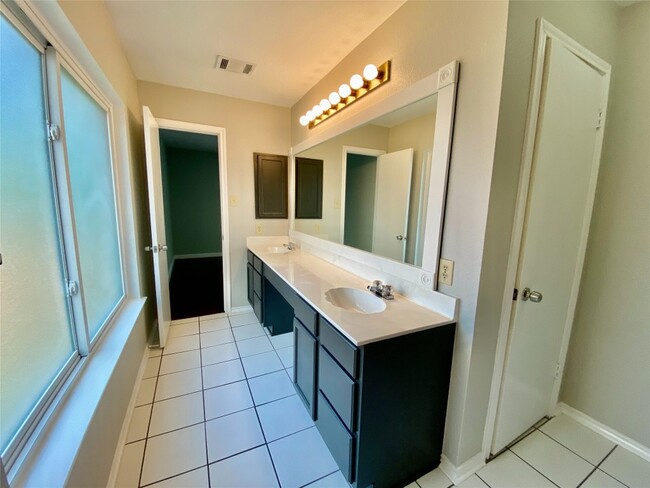 Building Photo - 1801 Apache Trail