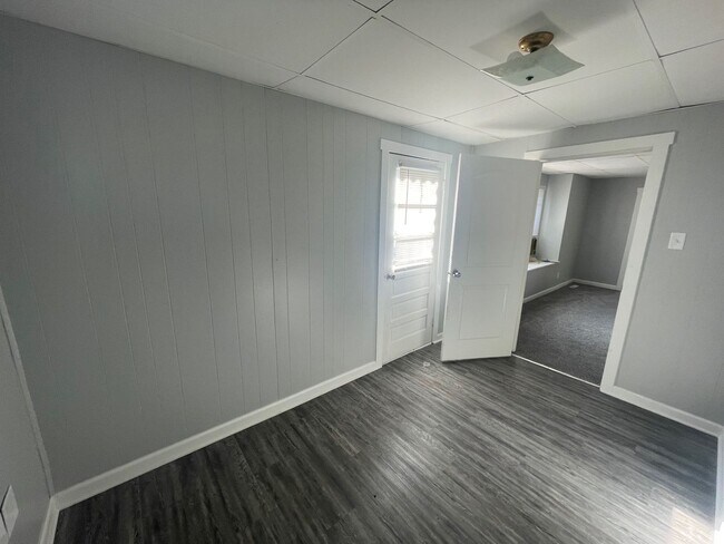 Building Photo - Updated 2 Bedroom House W/ Fenced Yard and...