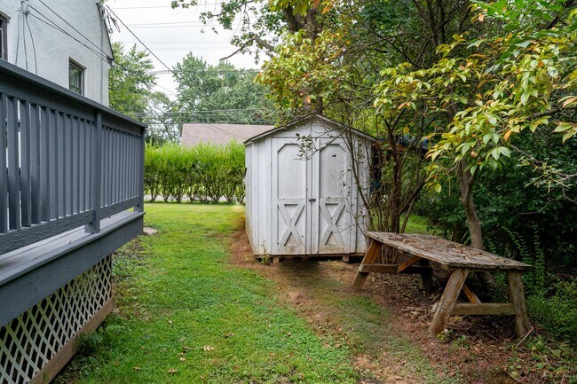 Building Photo - 1122 Lower Ferry Rd