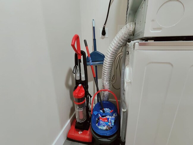 Building Photo - 212 W Roberts Ave