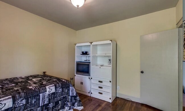 Building Photo - Cute 3 bed w/bonus space. Fenced yard. Loc...