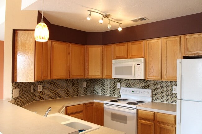 Building Photo - Spacious 2-Bedroom Condo Backing to Open Space