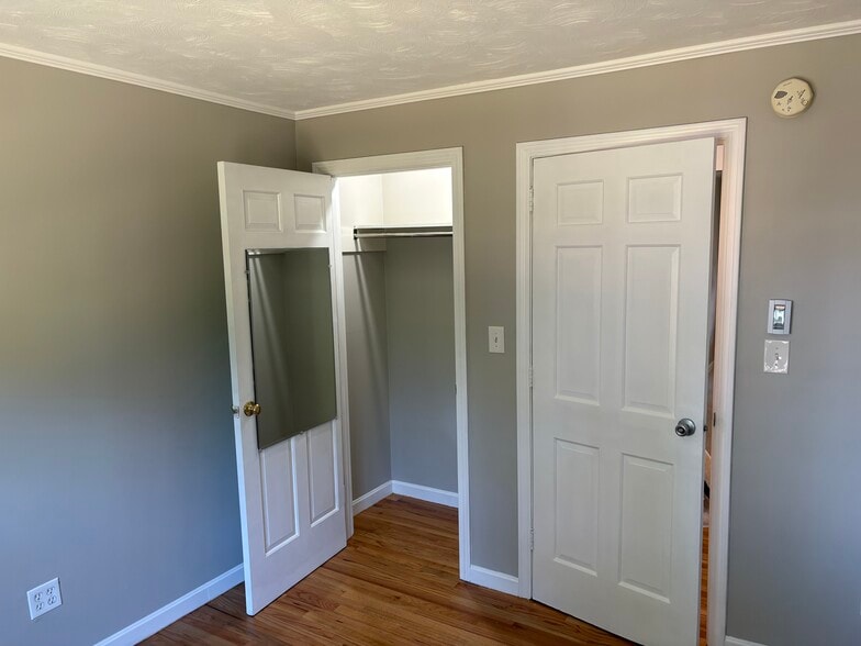 Small Bedroom - 175 Pine St