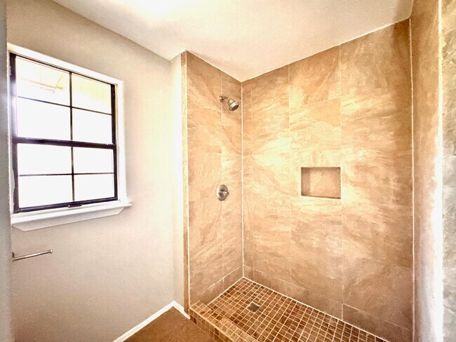 Building Photo - 200 Martingale