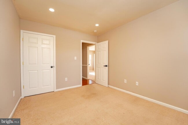 Building Photo - 558 London Ct