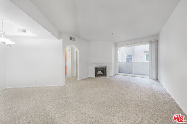 Building Photo - 620 S Gramercy Pl