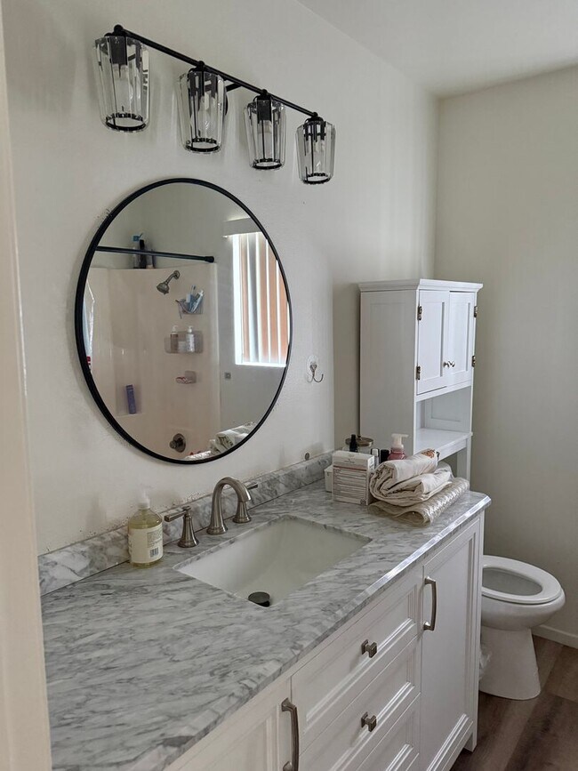 Building Photo - 4 Bed/3Bath