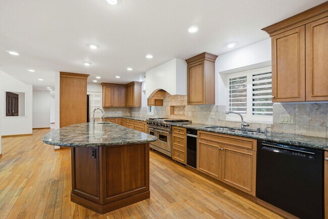 Building Photo - Spectacular 2 story home w/pool in Round Hill Country Club