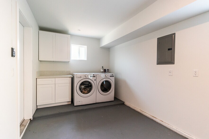 Building Photo - 2218 Carmona Ave