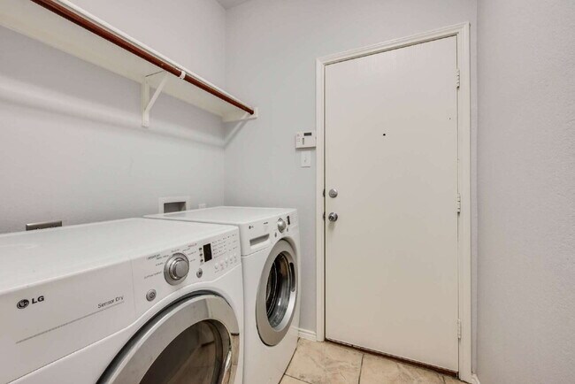 Building Photo - Gorgeous 3 Bed, 2 full bath gem located in the heart of the sought-after Chadwick Farms