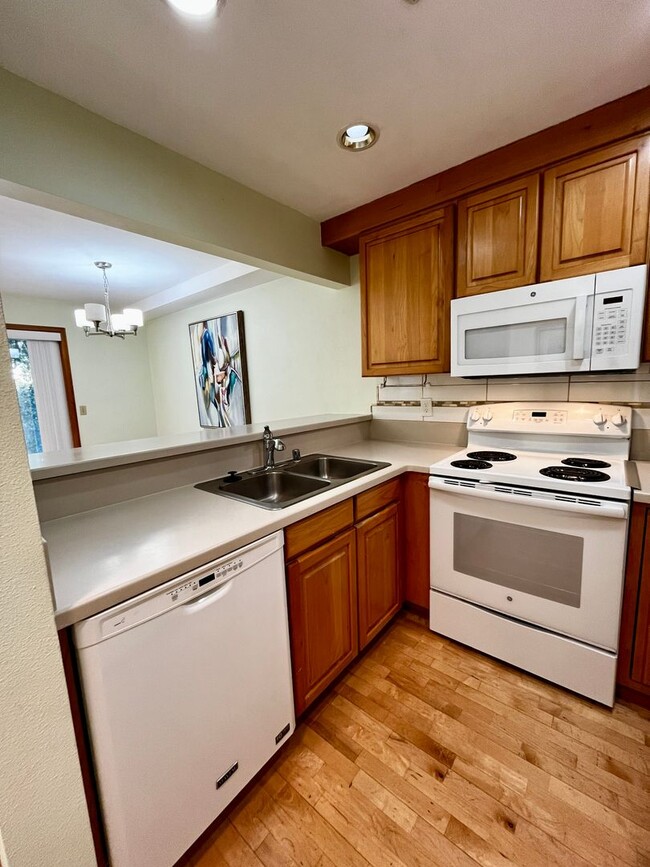 Building Photo - Lovely Furnished Condo Close to Kingston F...