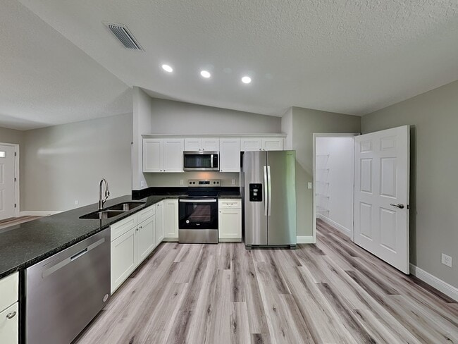 Building Photo - 9399 N Del Rio Way