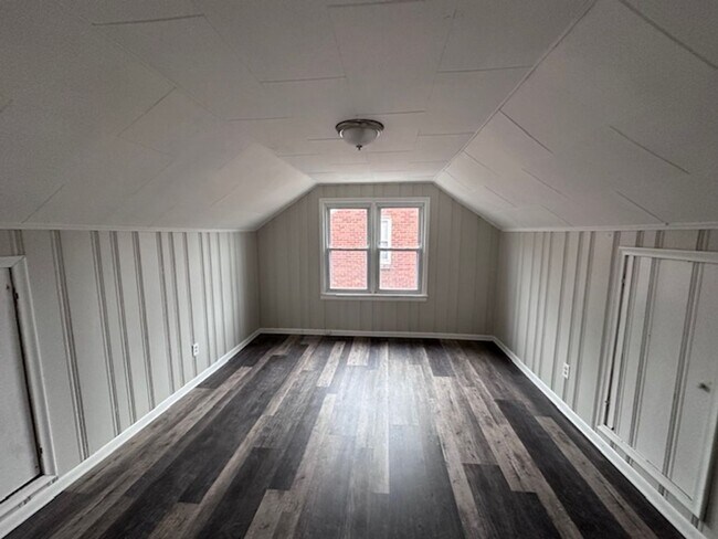 Building Photo - 4bed 1 bath eastside Detroit with Garage and basement recently renovated!