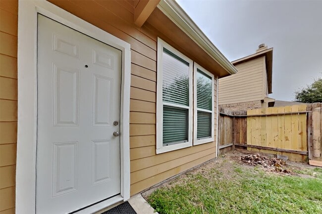 Building Photo - 2223 Brown Oak Dr