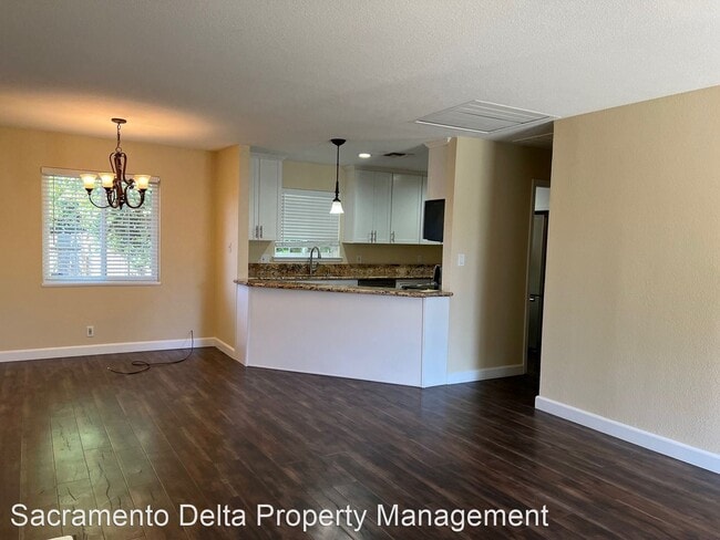 Building Photo - 5 br, 3 bath House - 1901 Walnut Ave - 105...