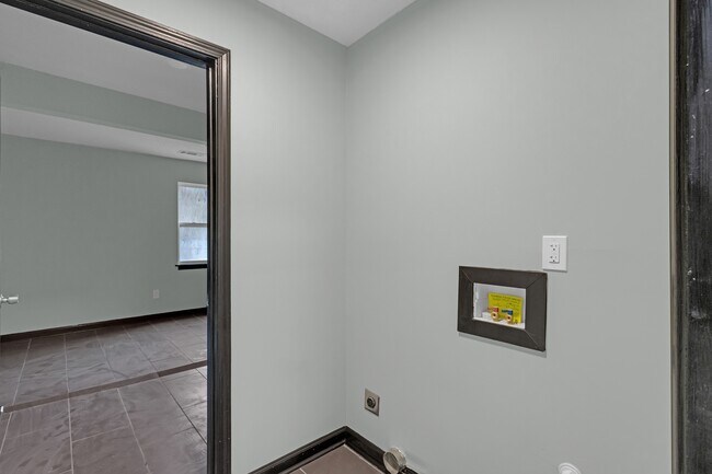 Building Photo - 2392 Zanone Ave