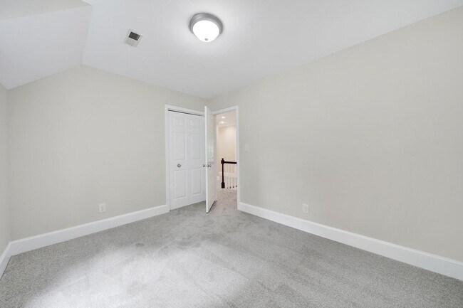 Building Photo - Beautiful Five Bed Three and Half Bath Hom...