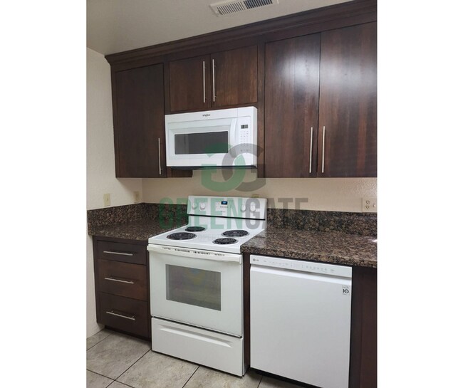 Building Photo - 2428 Woodvale Dr