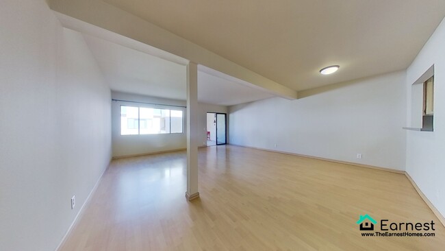 Building Photo - 1 + 1 Charming Upper-Level Condo with Priv...