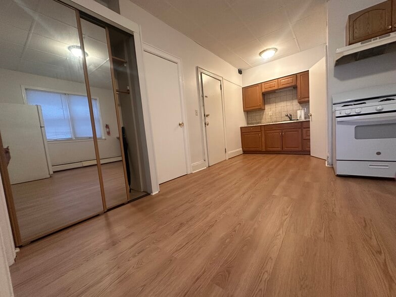 Building Photo - 32 E 47th St