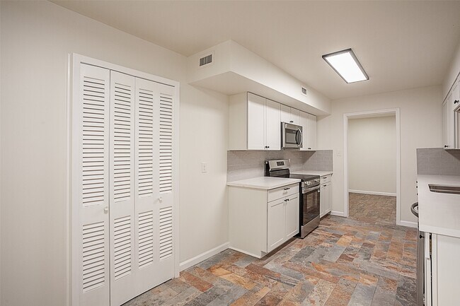 Building Photo - 6317 Ivanhoe Ln