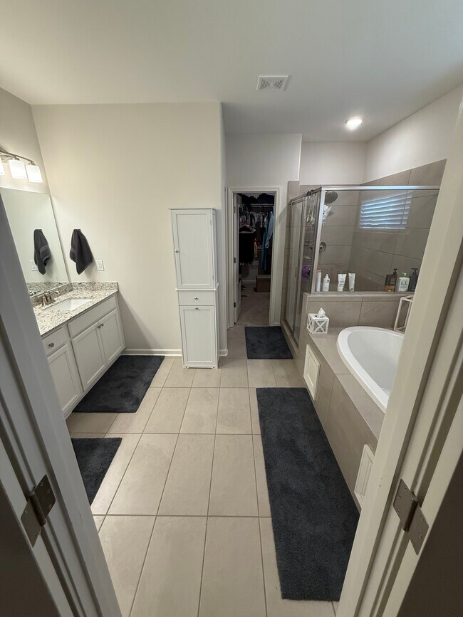 Building Photo - 430 Maple St