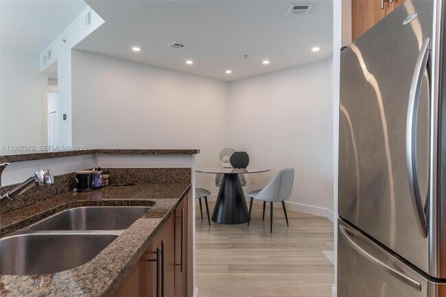 Building Photo - 300 S Biscayne Blvd